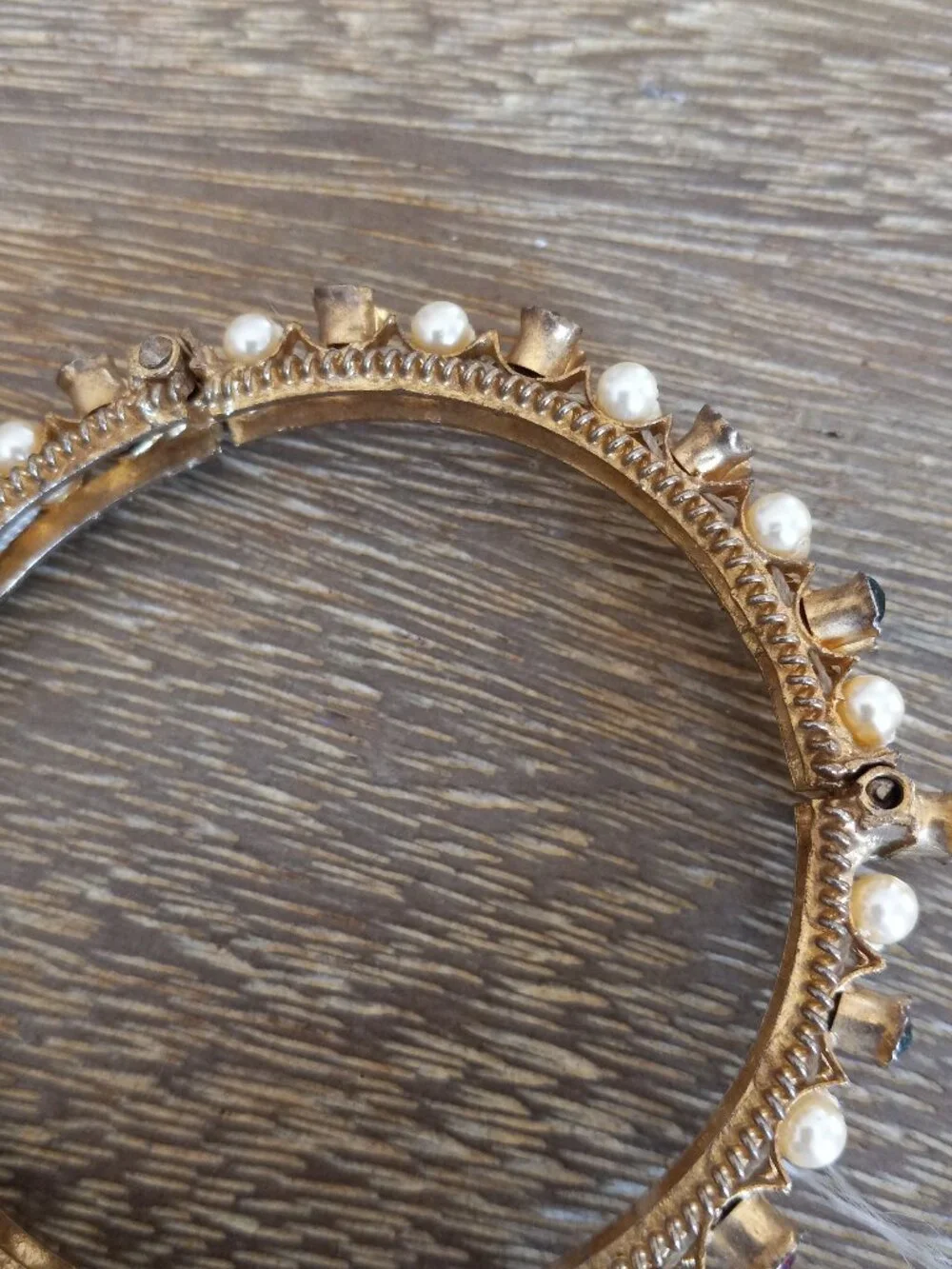 Vintag Ornate Florenza ? Goldtone Hinged Bangle Bracelet Faux Pearl Emerald Ruby